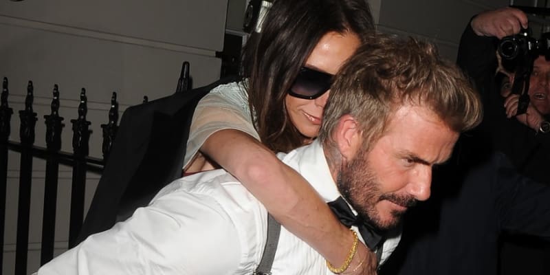 Beckham vynesl svoji manželku na zádech. 