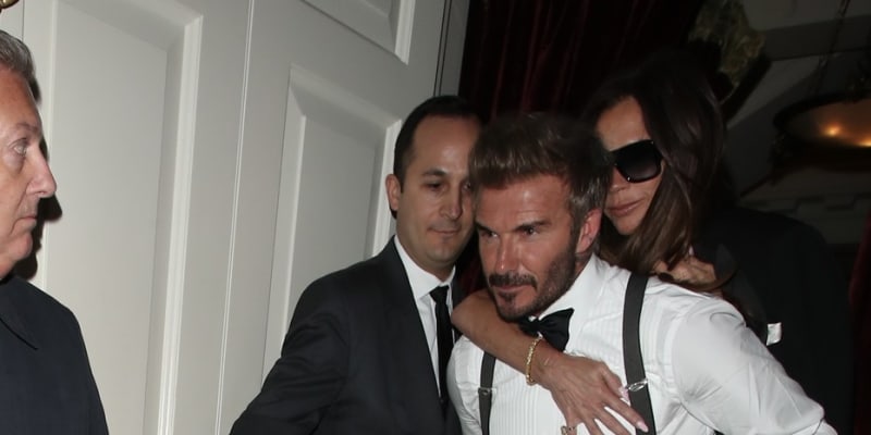 Beckham si manželku odnesl domů z oslavy na zádech. 
