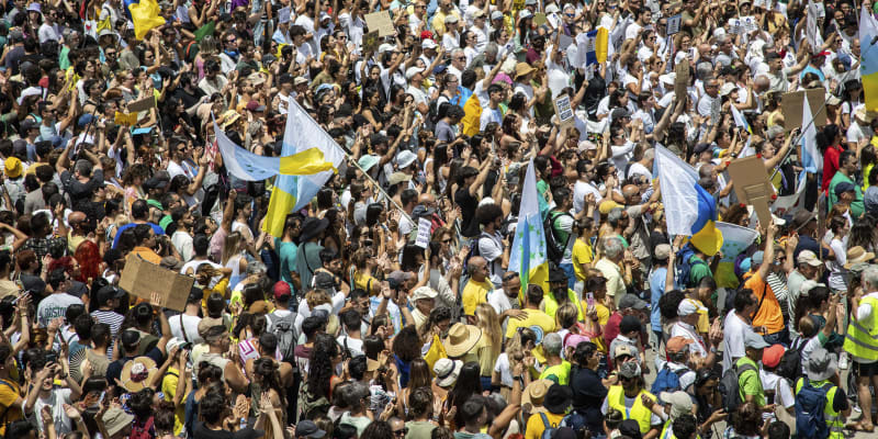 Desítky tisíc lidí demonstrovaly v sobotu na Kanárských ostrovech proti masové turistice.