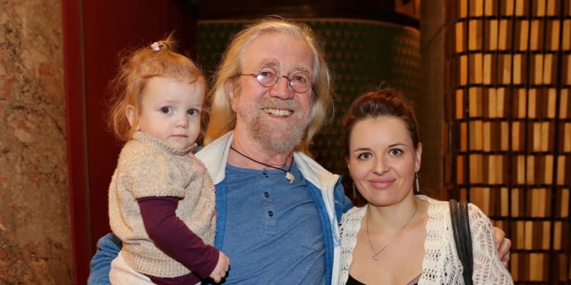 Jaroslav Hutka má s partnerkou Magdalenou tři malé děti. Celkem je otcem šesti dětí. 