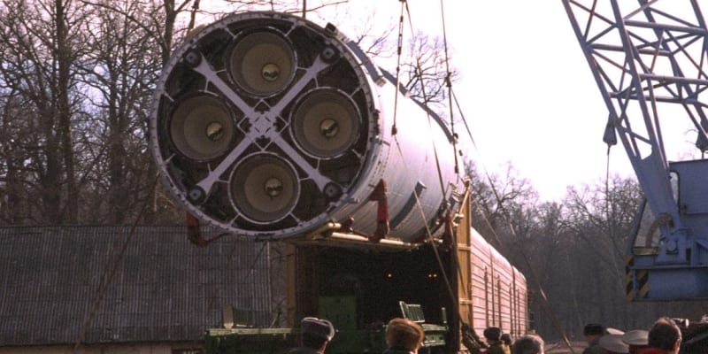 Základna jaderných zbraní v Pervomajsku na Ukrajině, dnes muzeum. Po roce 1991 byly rakety předány Rusku, které za tento krok slibovalo záruku územní celistvosti včetně Krymu. Na snímku proces předávání raket. 