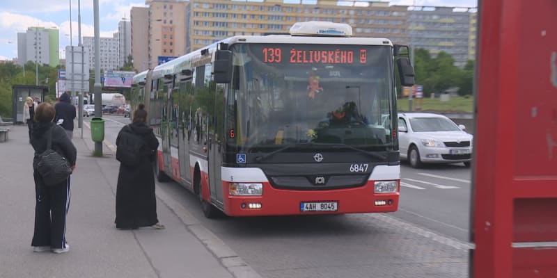 Všechny autobusové i trolejbusové zastávky v Praze budou na znamení.