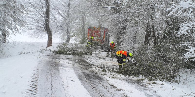 Sníh zkomplikoval dopravu v Karlovarském kraji.