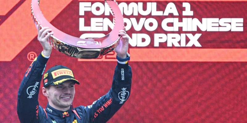 Nizozemský jezdec Max Verstappen slaví po vítězství ve Velké ceně Číny formule 1, 21. dubna 2024.