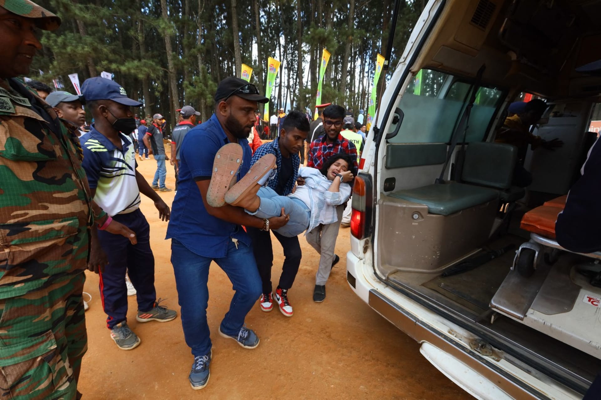 Zdravotníci odnášejí raněné po nehodě při rallye na Srí Lance