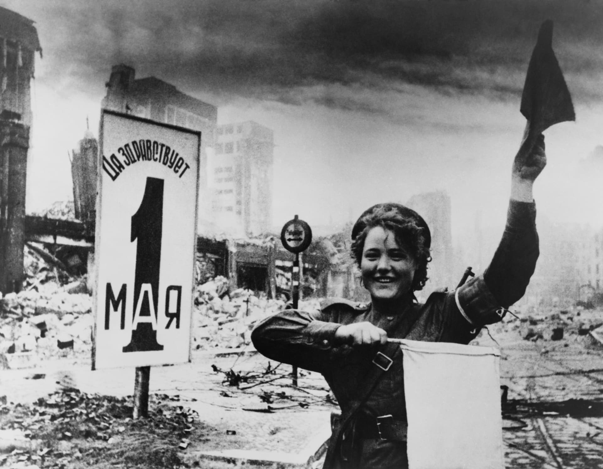 Sovětská regulovčice v dobytém Berlíně před plakátem oslavujícím 1. Máj