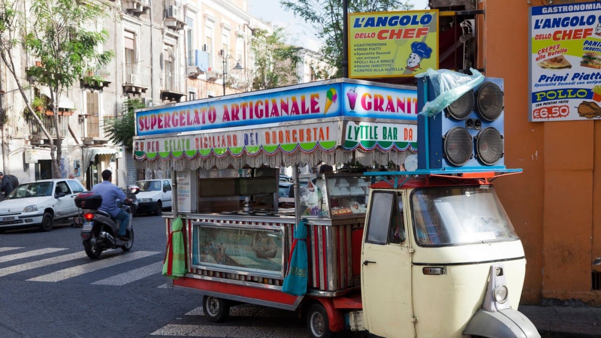 Pouliční stánek se zmrzlinou v Itálii