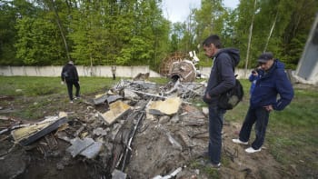 Rusko poničilo televizní věž v Charkově. Z 240 metrů vysoké stavby odpadl k zemi velký kus