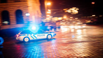 Opilého policistu za zaklekávání ženy před barem v Praze obvinila GIBS. Hrozí mu léta vězení