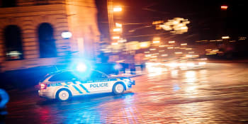 Opilého policistu za zaklekávání ženy před barem v Praze obvinila GIBS. Hrozí mu léta vězení