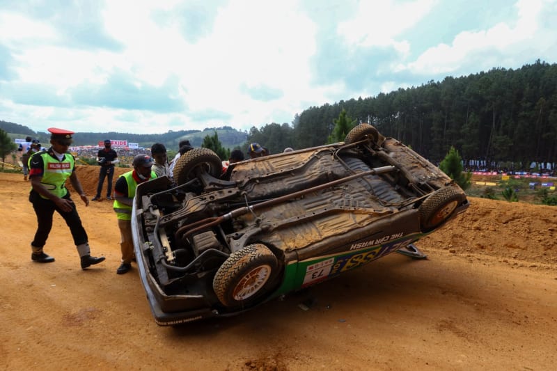 Organizátoři odklízejí převrácený vůz po nehodě na závodech rallye na Srí Lance