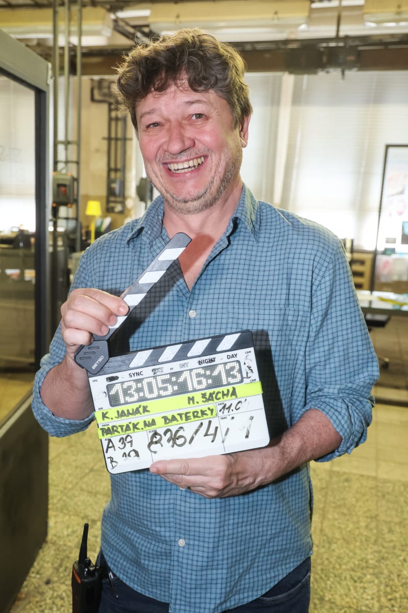 Karel Janák natáčí nový seriál s pracovním názvem Parťák. 