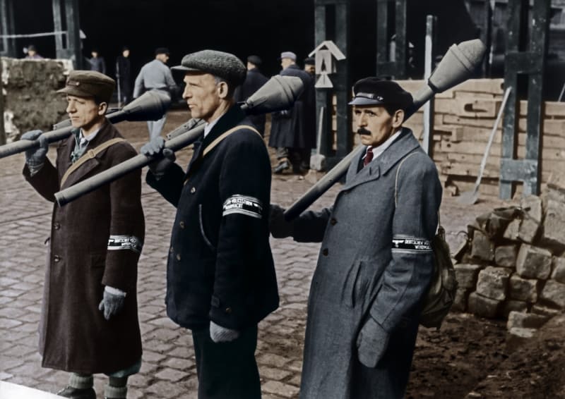 Příslušníci Volkssturmu s pancéřovými pěstmi 10. března 1945