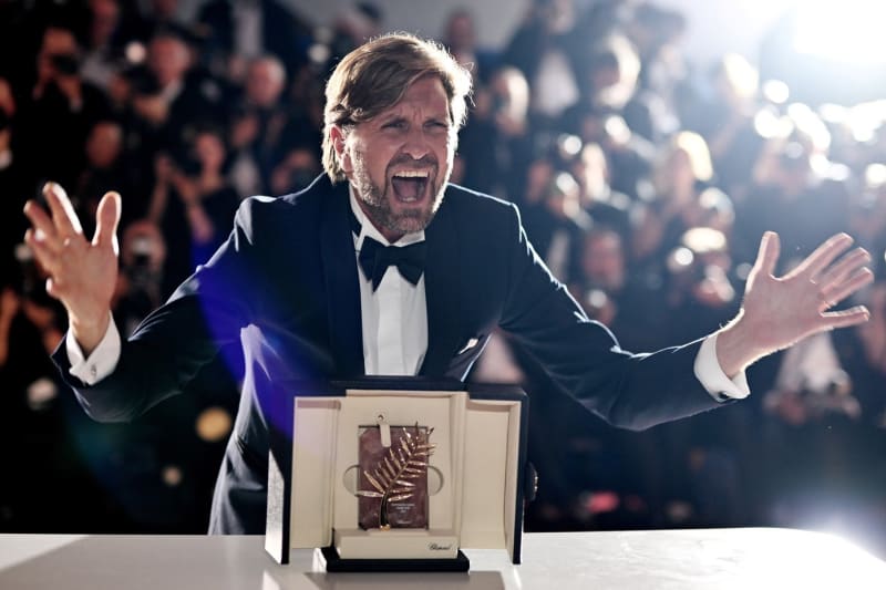 Ruben Östlund slaví zisk Zlaté palmy na festivalu v Cannes