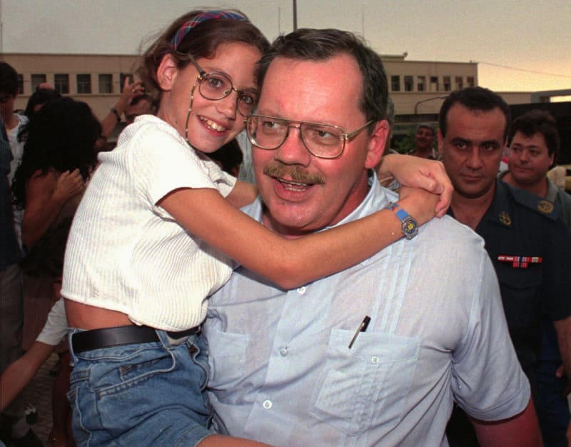 Novinář Terry Anderson se svou dcerou Sulome v roce 1996.