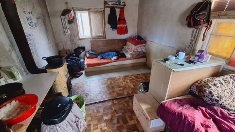Otřesný případ v jižních Čechách: Děti se koupaly v potoce, neznaly školu ani čištění zubů