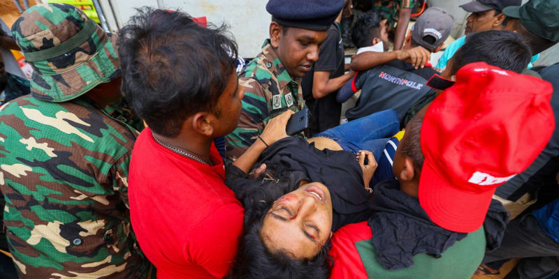 Zdravotníci odnášejí raněné po nehodě při rallye na Srí Lance
