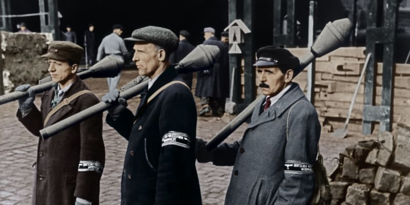 Příslušníci Volkssturmu s pancéřovými pěstmi 10. března 1945