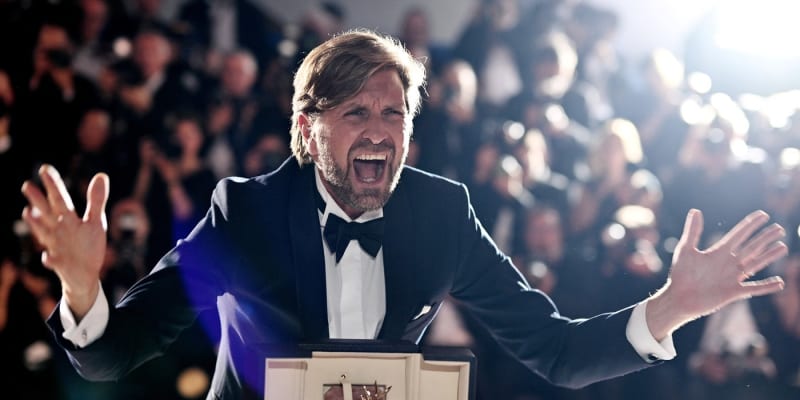 Ruben Östlund slaví zisk Zlaté palmy na festivalu v Cannes