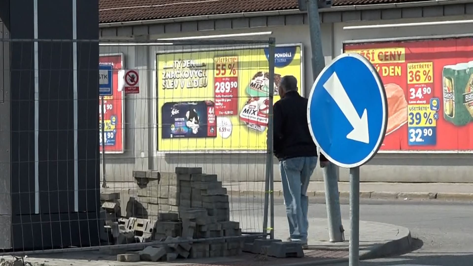 Nevhodně umístěný billboard stále blokuje přechod v Zábřehu.