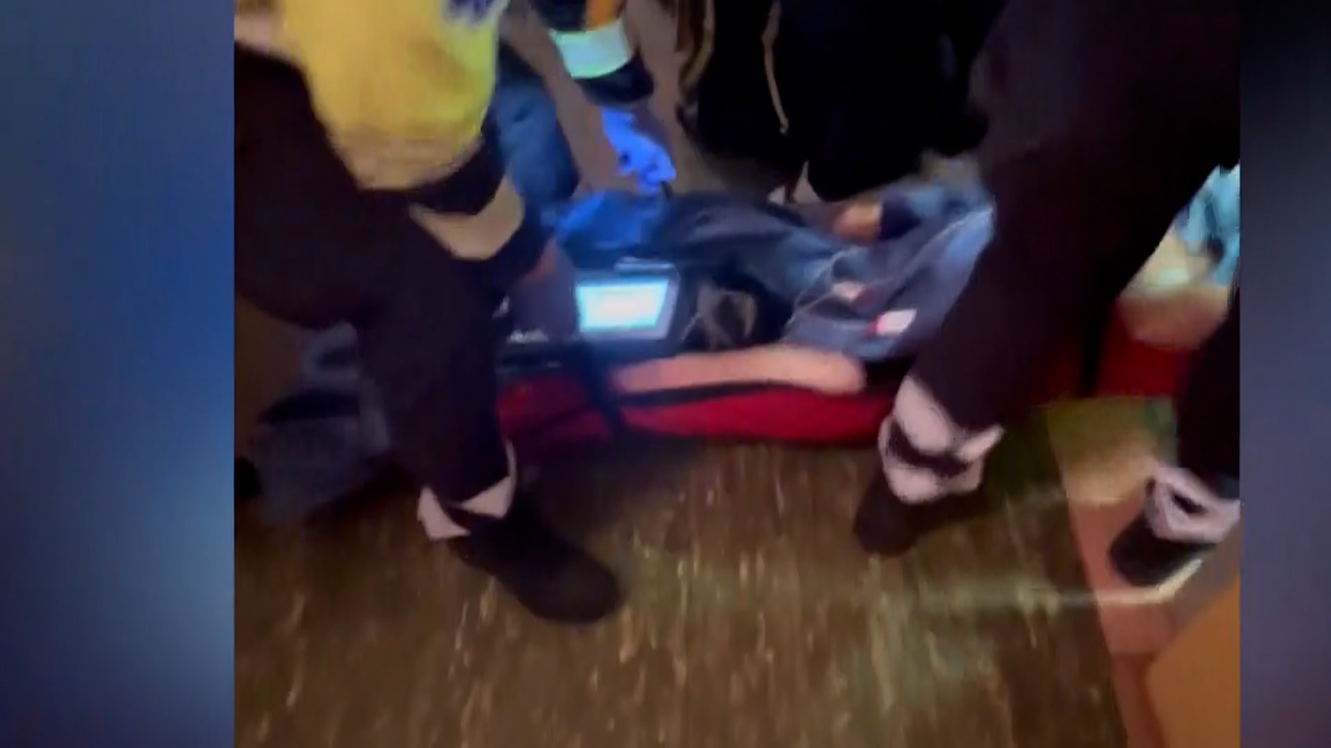 Policisté za pomocí defibrilátoru zachránili muže se zástavou srdce