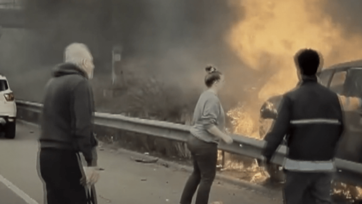 Dramatická záchrana řidiče z hořícího automobilu