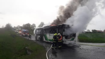 Drama na Plzeňsku: Autobus plný lidí zachvátily plameny. Z vozidla zbyl jen ohořelý kus šrotu