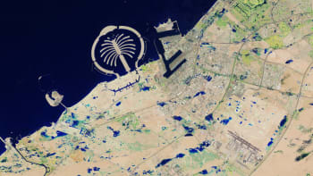 Historické záplavy v Dubaji byly vidět až z vesmíru. Snímky potopy pořídila družice NASA