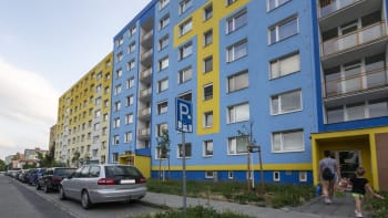 Panelákem v Olomouci otřásl výbuch. Dva muži odpálili dveře od bytu, důvodem byl spor