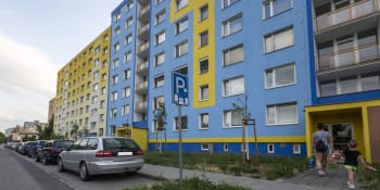 Panelákem v Olomouci otřásl výbuch. Dva muži odpálili dveře od bytu, důvodem byl spor