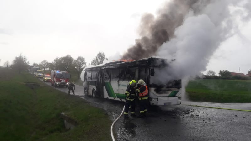 Na Plzeňsku hořel autobus.