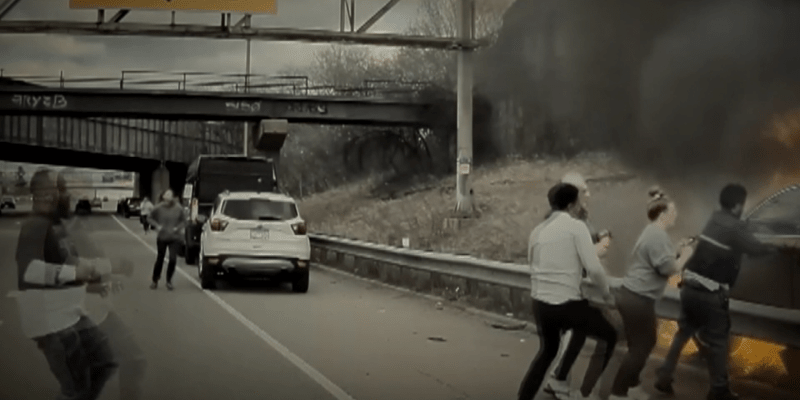 Dramatická záchrana řidiče z hořícího automobilu