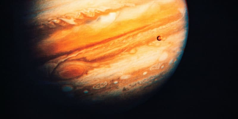 Fotografie Jupiteru pořízená sondou Voyager 1