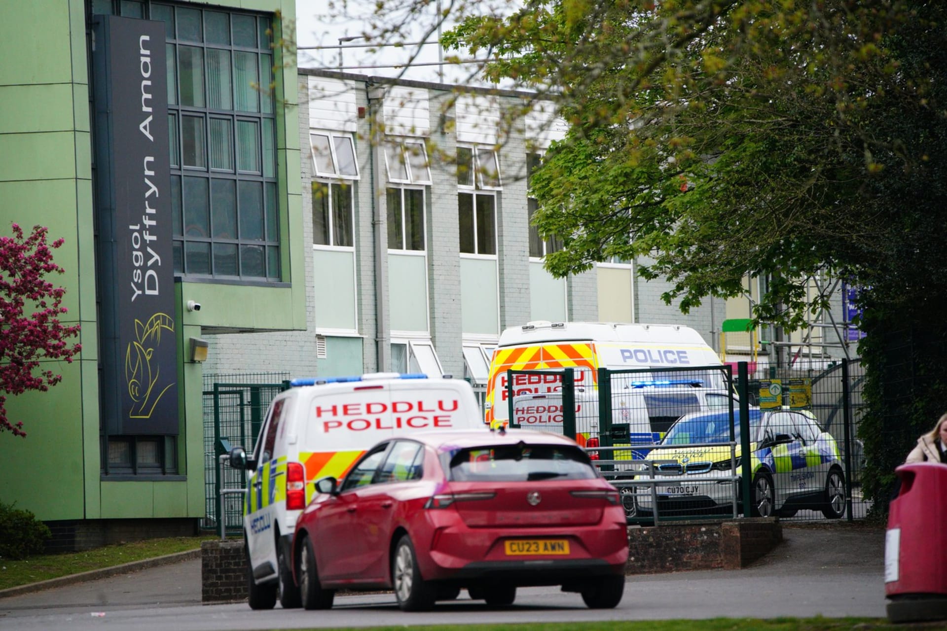 Útok na střední škole Ysgol Dyffryn Aman v hrabství Carmarthenshire ve Walesu