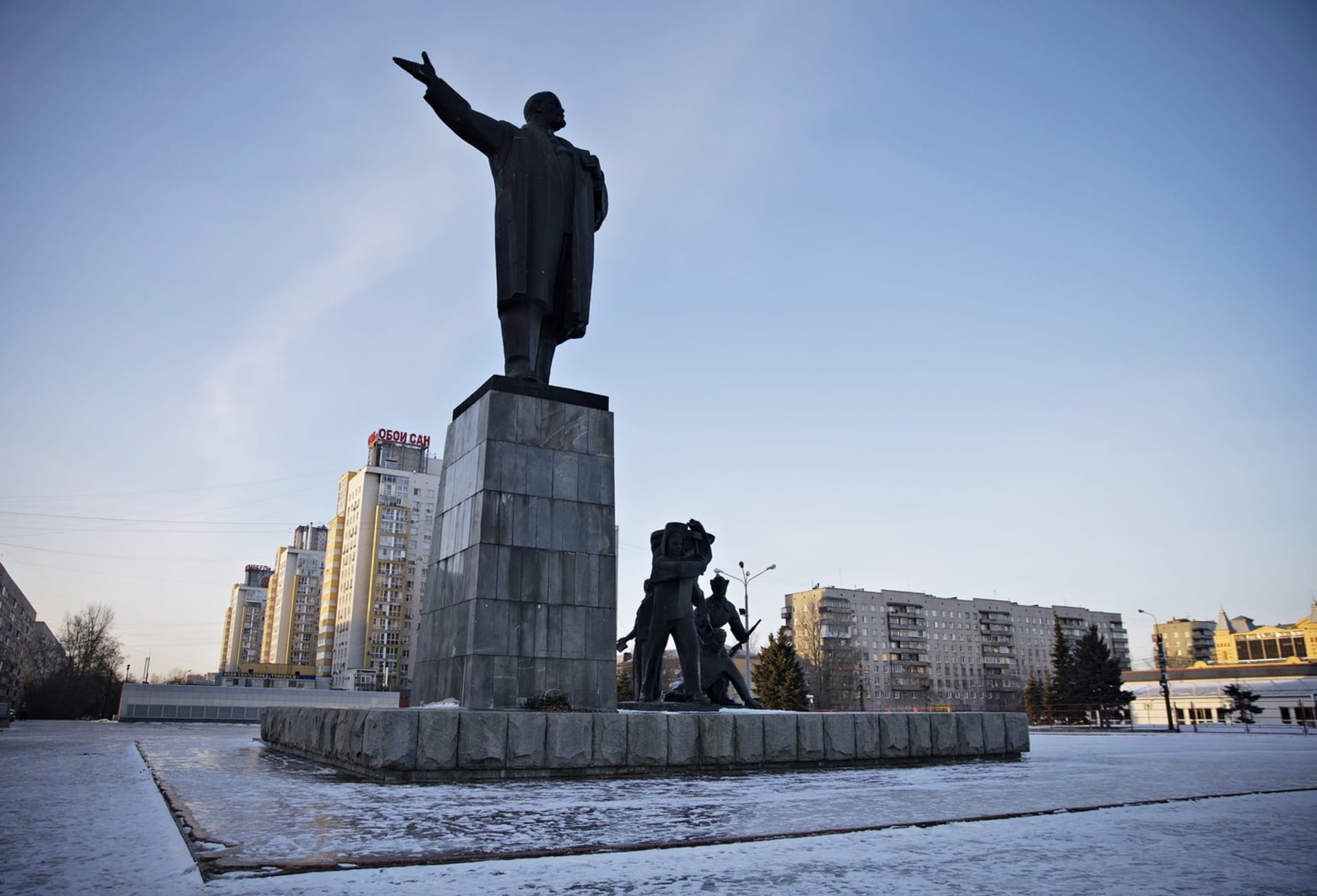 Vladimir Iljič Lenin hledí k světlým zítřkům.