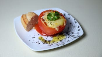 Prostřeno: Pečená rajčata plněná mozzarellou a vajíčkem