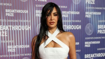 Kim Kardashian potvrdila drby. Opravdu si fénuje šperky a spí s otevřenýma očima