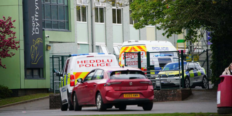 Útok na střední škole Ysgol Dyffryn Aman v hrabství Carmarthenshire ve Walesu
