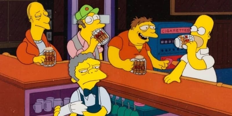 Simpsonovi – osazenstvo baru U Vočka, Larry sedí zcela vlevo