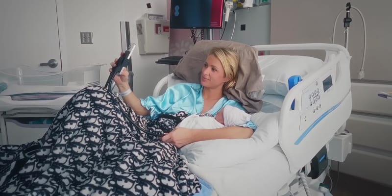 Paris Hilton v nemocnici v roce 2023