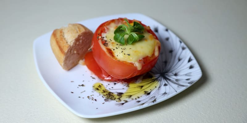 Pečená rajčata plněná mozzarellou a vajíčkem