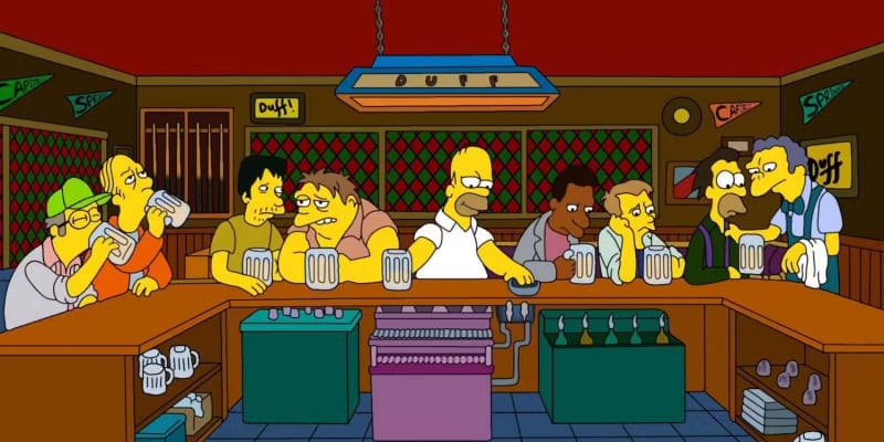 Simpsonovi – osazenstvo baru U Vočka, Larry druhý zleva
