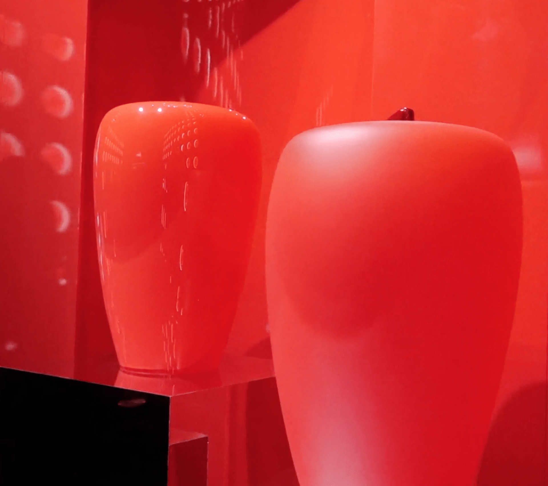 Designové stolky z ručně foukaného skla z dílny Tomáše Kučery