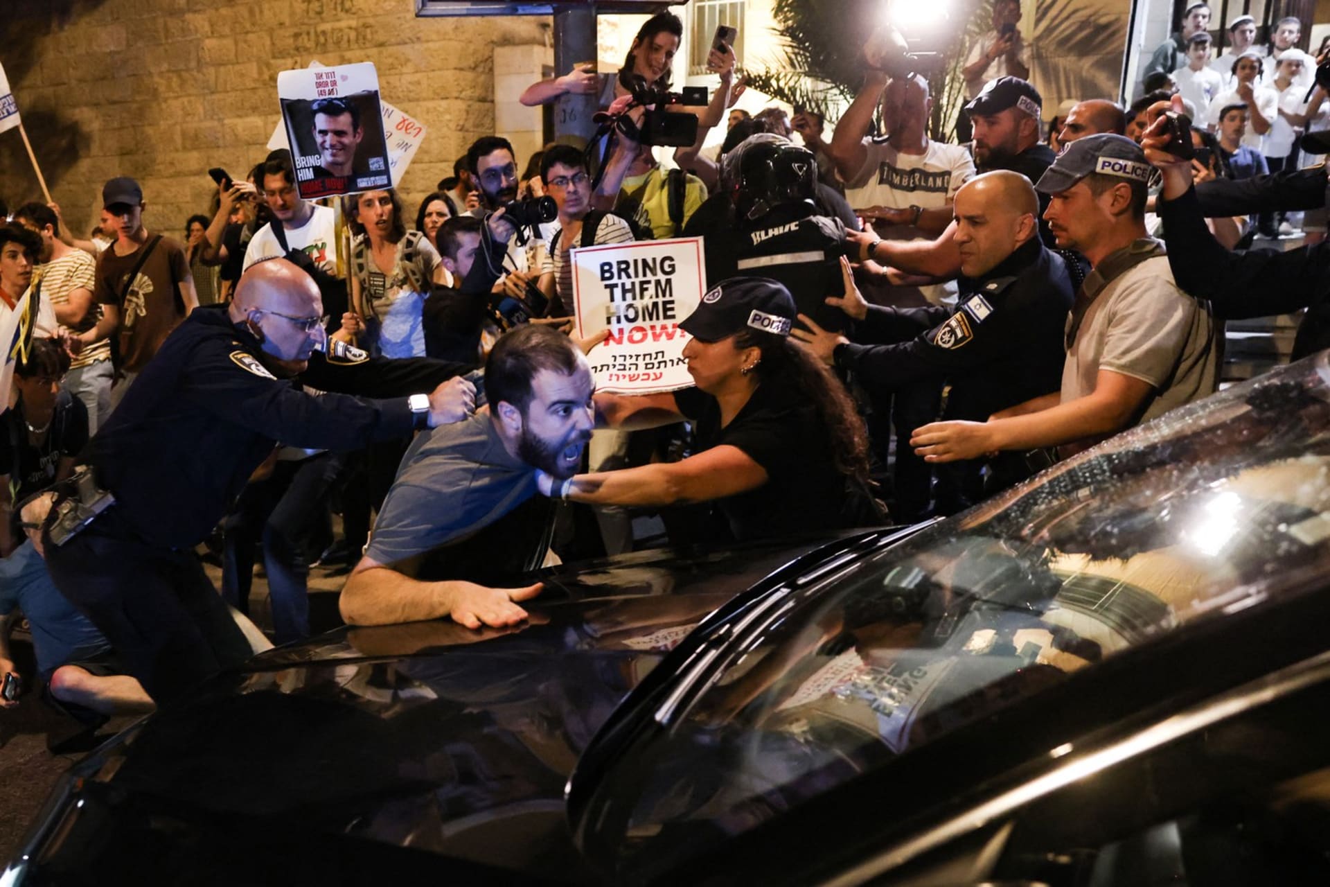 Lidé před obydlím izraelského premiéra Benjamina Netanjahua protestovali za rychlejší jednání o propuštění Herše Goldberga-Polina (24. 4. 2024).