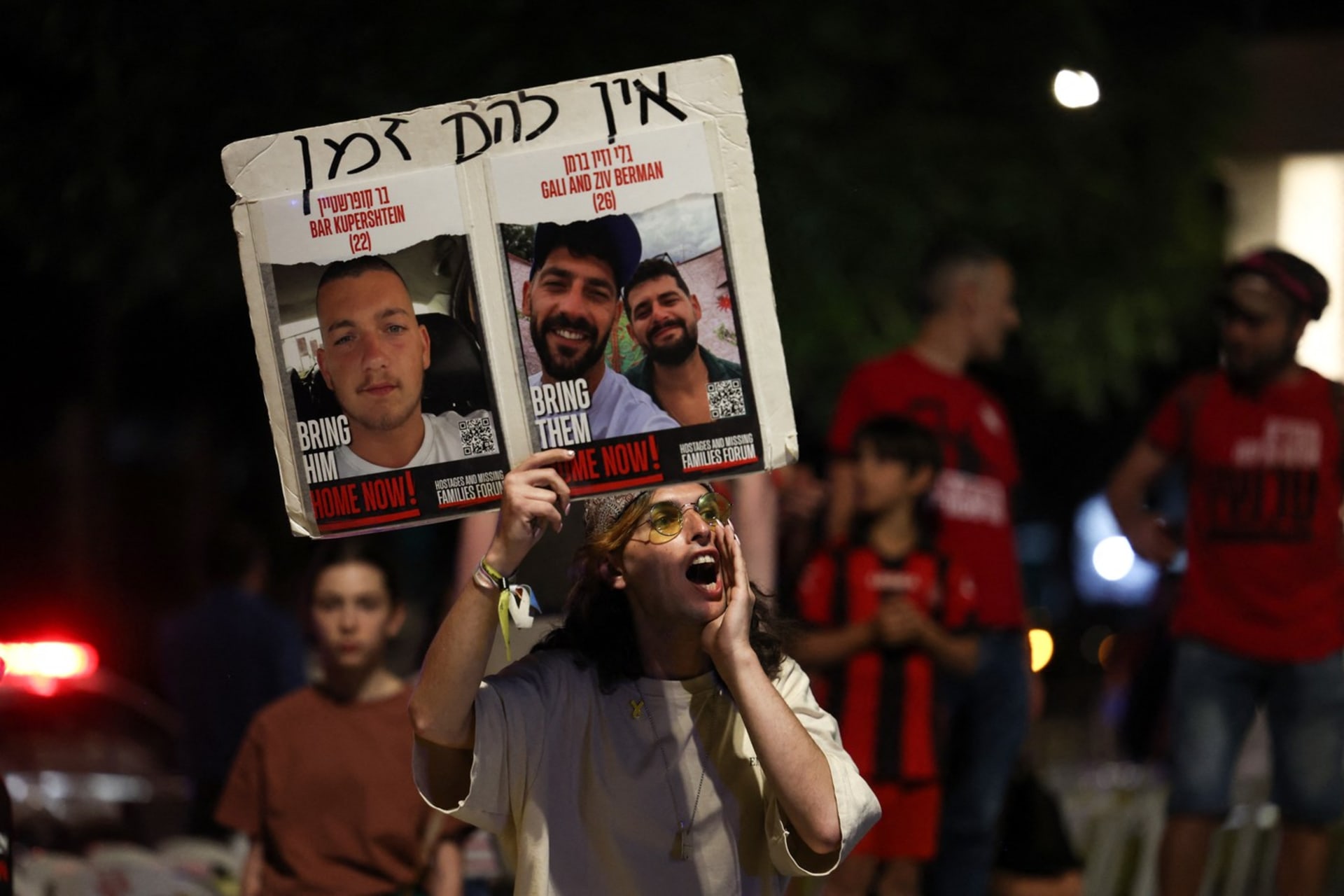 Lidé před obydlím izraelského premiéra Benjamina Netanjahua protestovali za rychlejší jednání o propuštění Herše Goldberga-Polina (24. 4. 2024).