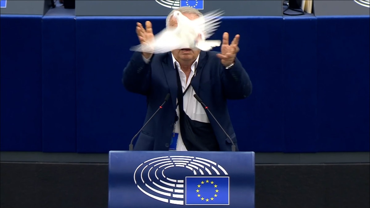 Europoslanec Miroslav Radačovský zvolený za krajně pravicovou LSNS Mariana Kotleby při projevu vypustil živou bílou holubici, která má podle něj symbolizovat mír.