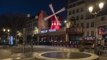 Paříž přišla o proslulý symbol nočního života. Zřítila se křídla růžového větrného mlýna