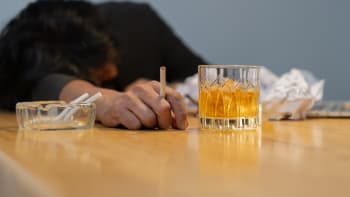 Jak poznat závislost na alkoholu? Prozradí ji sedm varovných signálů, kterých si hned všimnete