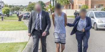 Policie obvinila v Sydney pět teenagerů z terorismu. Jeden z nich pobodal  kněze