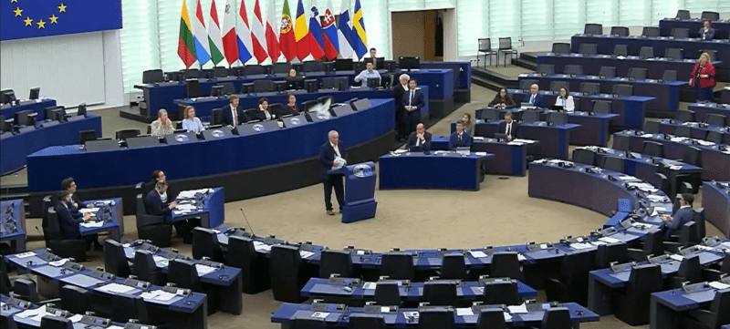 Slovenský nezařazený europoslanec Miroslav Radačovský přímo Evropském parlamentu vypustil živou bílou holubici jako symbol míru.